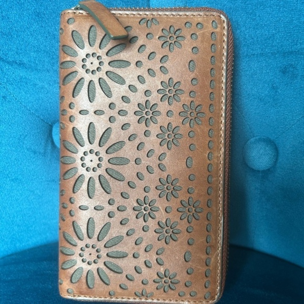 ✨NEW Leather Brown woven Floral Cutout Women's Wallet - Picture 9 of 11